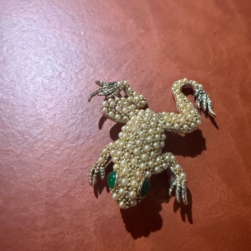 Vintage Pearl Frog Green Jewel Eye Brooch